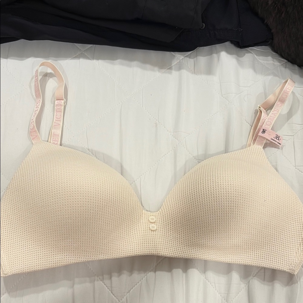 Victoria’s Secret Cream Seamless T-Shirt Bra with Adjustable Straps